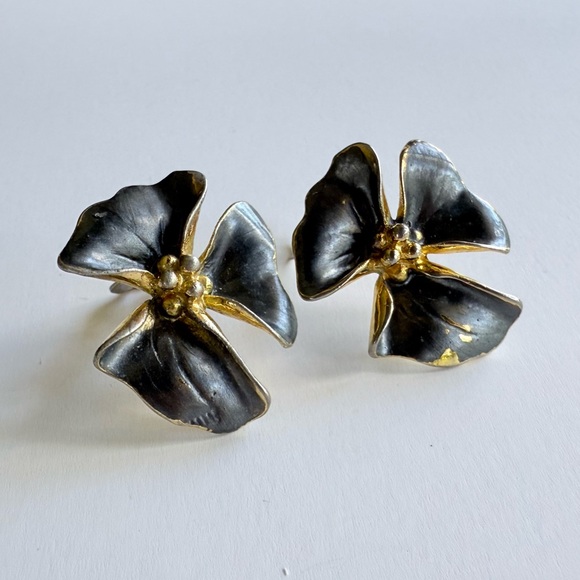 Vintage Chanel 1950s Gold-Plated Hydrangea Flower Clip Earrings by Lina Baretti - Picture 9 of 15